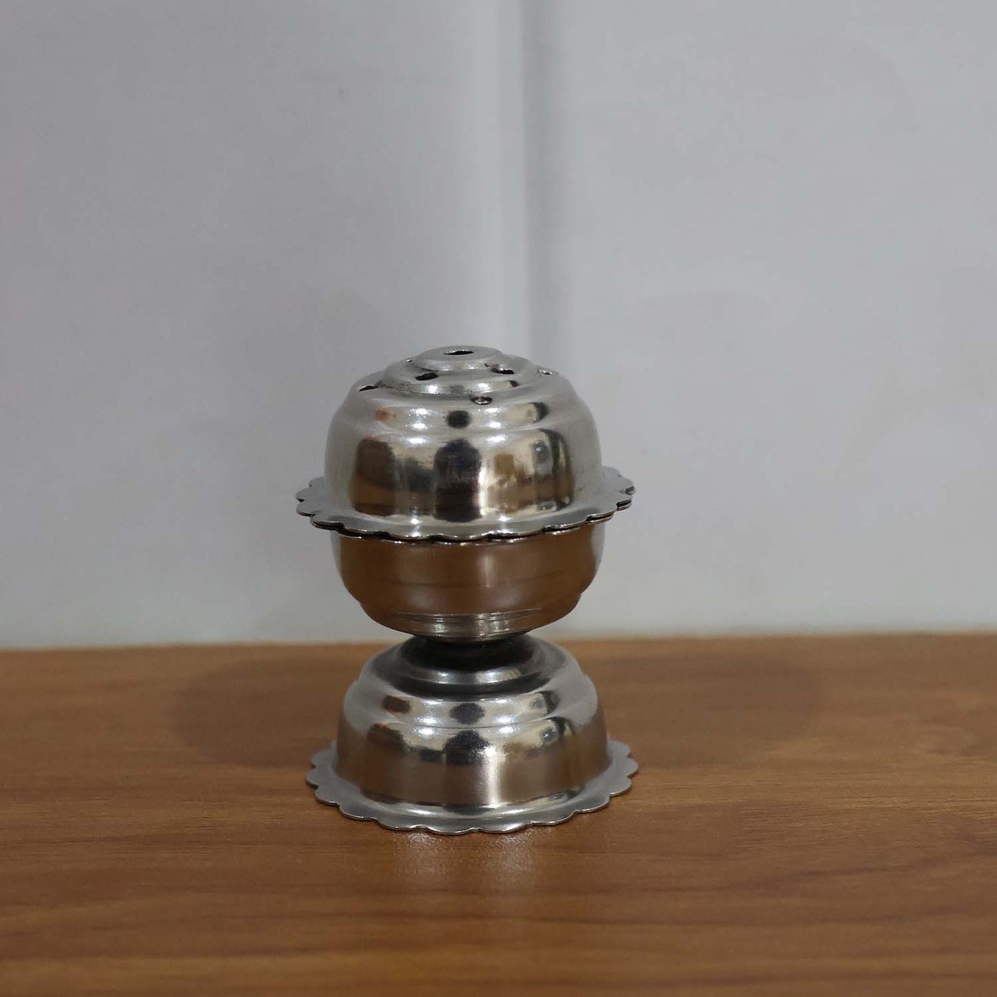 Aromatic incense holder