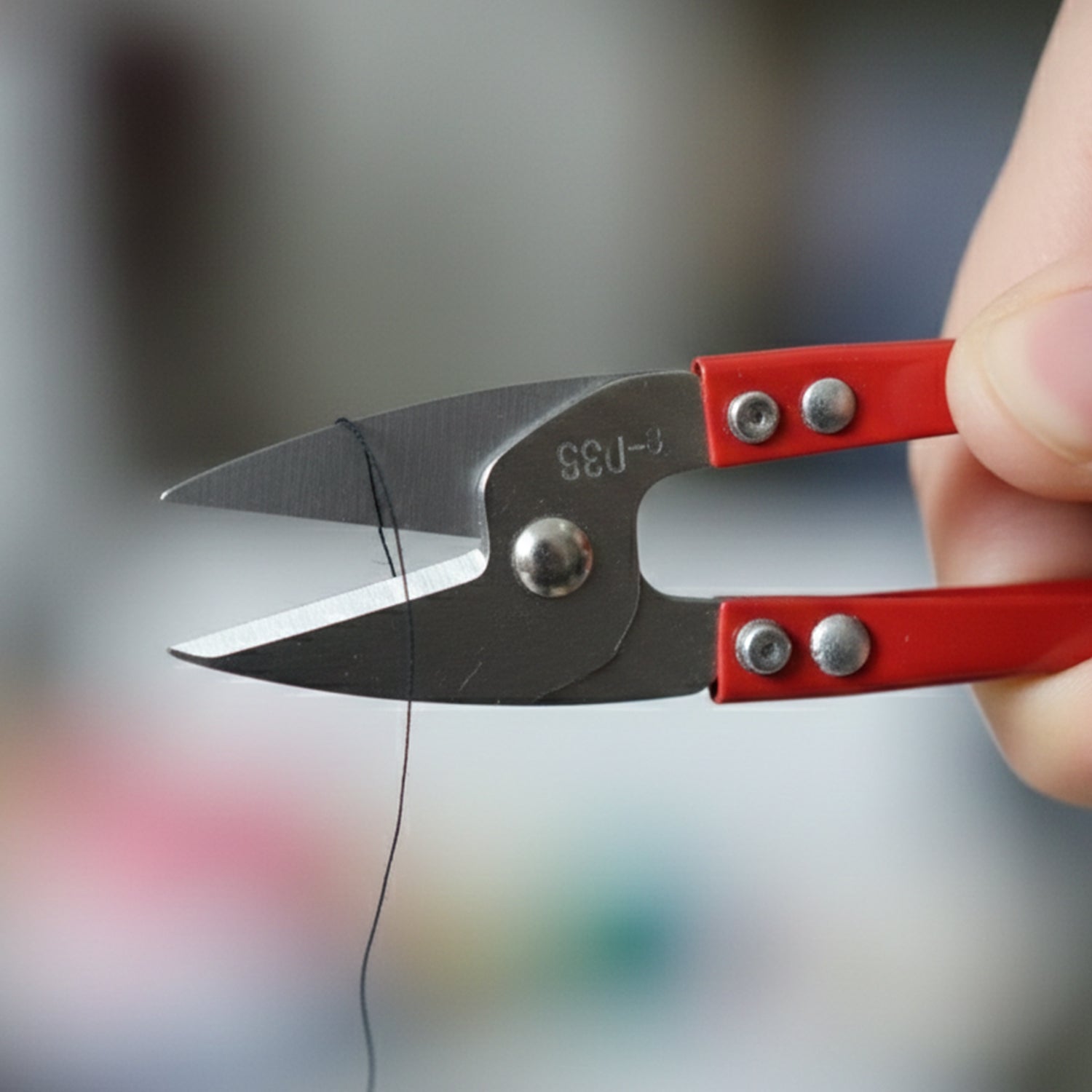 Portable thread cutter tool