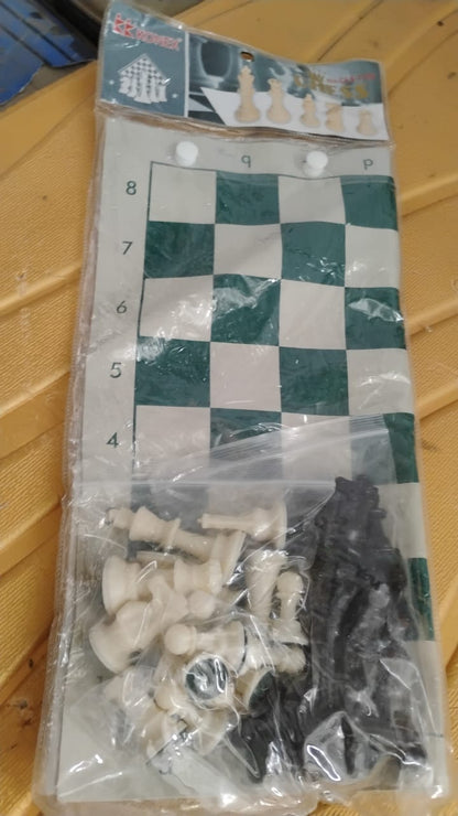 Small Premium Portable Chess Set Plastic Chess Pieces (1 Set)