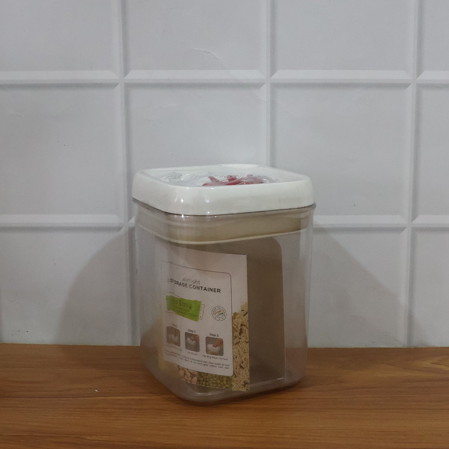 Space-saving transparent food storage container